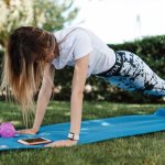 Trening w domu bez sprzętu: skuteczne ćwiczenia i plan treningowy na każdy dzień tygodnia